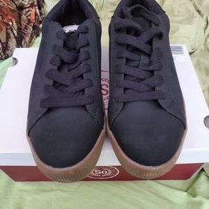 So Tennis shoes size 10